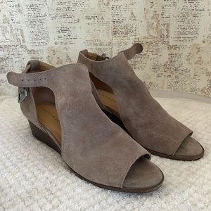 Lucky Brand Grey sandals great condition size 7.5
